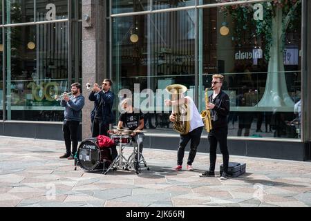 The Radioators LV, un groupe de cuivres lettons jouant à Keskuskatu, Helsinki, Finlande Banque D'Images