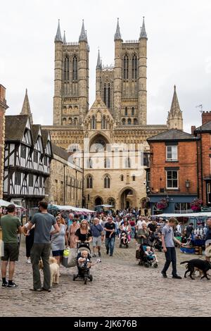 La foule se réunit le matin sur la colline du château et à la porte des Chequers pour le week-end des années 1940 le week-end de Lincoln des années 1940, quartier de la cathédrale de Lincoln, 23rd 2 juillet Banque D'Images