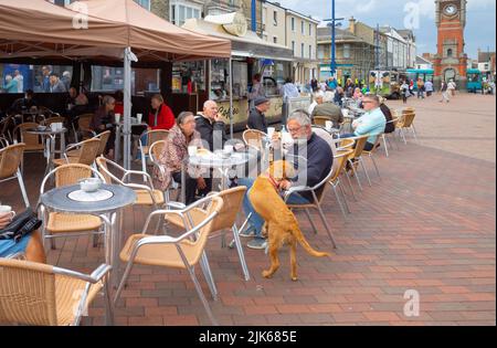 Les clients se rafraîchvent au café Shelley et dans la salle de restauration de l'hebdomadaire Market Redcar High Street Cleveland, Angleterre, Royaume-Uni Banque D'Images
