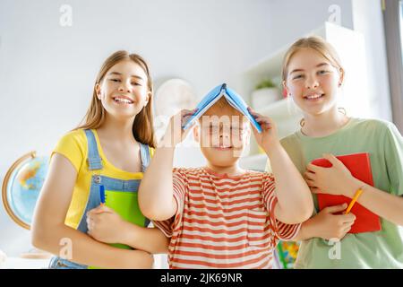 Des enfants heureux à l'école. Les enfants travaillent en classe. Banque D'Images