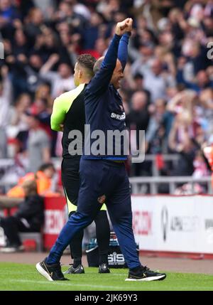 Alex Neil, directeur de Sunderland (à gauche), célèbre le premier but de son côté du match marqué par Jack Clarke (non représenté), lors du match du championnat Sky Bet au stade de Light, Sunderland. Date de la photo: Dimanche 31 juillet 2022. Banque D'Images