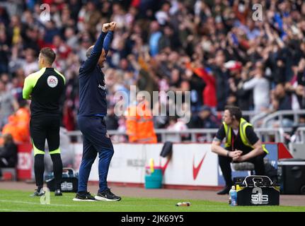 Alex Neil, directeur de Sunderland (à gauche), célèbre le premier but de son côté du match marqué par Jack Clarke (non représenté), lors du match du championnat Sky Bet au stade de Light, Sunderland. Date de la photo: Dimanche 31 juillet 2022. Banque D'Images