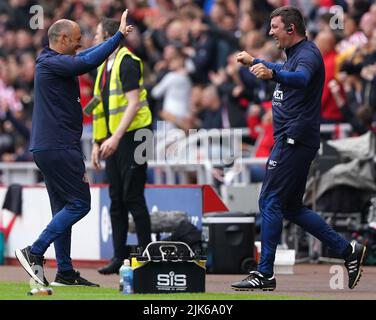 Alex Neil, directeur de Sunderland (à gauche), célèbre le premier but de son côté du match marqué par Jack Clarke (non représenté), lors du match du championnat Sky Bet au stade de Light, Sunderland. Date de la photo: Dimanche 31 juillet 2022. Banque D'Images