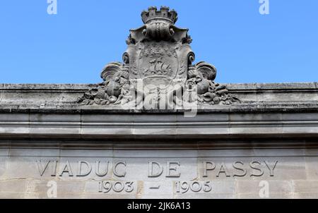 Panneau Viaduc de Passy sur le pont Bir-Hakeim à Paris, France Banque D'Images