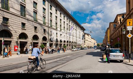 Munich, Allemagne - 3 juillet 2011 : Maximillianstrasse, longue rue principale à travers le quartier commerçant du centre de Munich. Banque D'Images