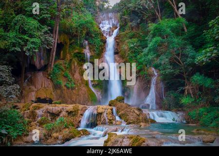 Les célèbres chutes de Kuang si / chutes de Kuang Xi / chutes de Tat Kuang si près de Luang Prabang, Laos Banque D'Images