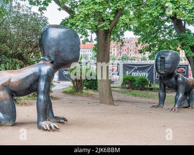 Prague, République tchèque - juin 2022 : célèbre sculpture rampant bébés dans le musée du parc Kampa, à Prague Banque D'Images