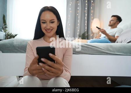 Les jeunes se détendent dans une grande chambre à la maison Banque D'Images