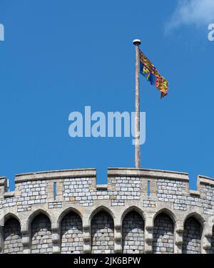 Le Royal Standard survolant la tour ronde du château de Windsor depuis Castle Hill Banque D'Images