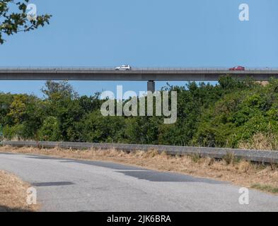 Voitures sur le pont de A39 au-dessus de la rivière Camel vu de la Camel Trail Banque D'Images
