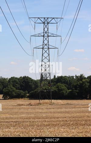 Image verticale de pylône d'électricité et de fils contre le ciel bleu Banque D'Images