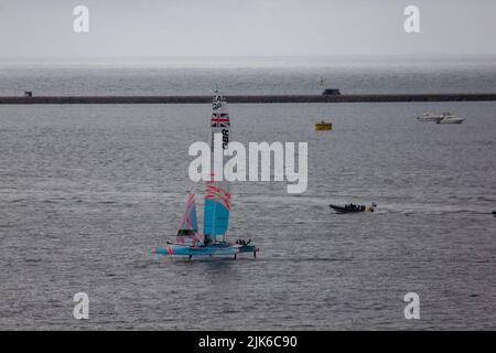 SailGP, Plymouth, Royaume-Uni. 31st juillet 2022. HRH Duchesse de Cambridge est à bord du bateau GB conduit par Ben Ainslie pour participer à une course du Commonwealth contre la Nouvelle-Zélande. Dernier jour pour le Grand Prix de voile britannique, alors que Ocean City accueille le troisième événement de la saison 3 comme la course la plus compétitive sur l'eau. L'événement revient à Plymouth le 30-31 juillet. Crédit : Julian Kemp/Alay Live News Banque D'Images