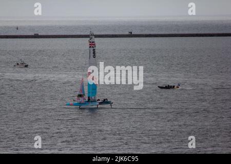 SailGP, Plymouth, Royaume-Uni. 31st juillet 2022. HRH Duchesse de Cambridge est à bord du bateau GB conduit par Ben Ainslie pour participer à une course du Commonwealth contre la Nouvelle-Zélande. Dernier jour pour le Grand Prix de voile britannique, alors que Ocean City accueille le troisième événement de la saison 3 comme la course la plus compétitive sur l'eau. L'événement revient à Plymouth le 30-31 juillet. Crédit : Julian Kemp/Alay Live News Banque D'Images