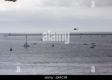 SailGP, Plymouth, Royaume-Uni. 31st juillet 2022. HRH Duchesse de Cambridge est à bord du bateau GB conduit par Ben Ainslie pour participer à une course du Commonwealth contre la Nouvelle-Zélande. Dernier jour pour le Grand Prix de voile britannique, alors que Ocean City accueille le troisième événement de la saison 3 comme la course la plus compétitive sur l'eau. L'événement revient à Plymouth le 30-31 juillet. Crédit : Julian Kemp/Alay Live News Banque D'Images