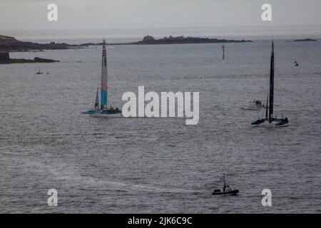 SailGP, Plymouth, Royaume-Uni. 31st juillet 2022. HRH Duchesse de Cambridge est à bord du bateau GB conduit par Ben Ainslie pour participer à une course du Commonwealth contre la Nouvelle-Zélande. Dernier jour pour le Grand Prix de voile britannique, alors que Ocean City accueille le troisième événement de la saison 3 comme la course la plus compétitive sur l'eau. L'événement revient à Plymouth le 30-31 juillet. Crédit : Julian Kemp/Alay Live News Banque D'Images