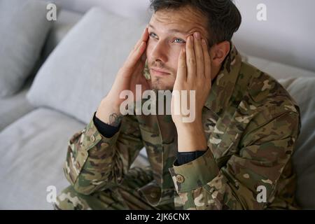 Militaire militaire à domicile ayant un syndrome de stress post-traumatique Banque D'Images