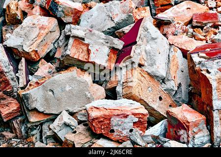 Après la catastrophe. Une pile de fragments de briques rouges laissés après la destruction Banque D'Images
