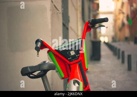 Madrid, Espagne. 1 juillet 2022 Un vélo électrique vert rouge de Lime plus Uber est garé sur le trottoir dans une rue de la ville. Transport de parts de sécurité écologique Banque D'Images