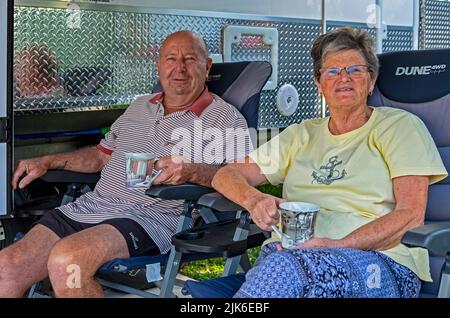 Un bon camping de couple à la retraite avec leur caravane de luxe à Mudkimba Caravan Parl dans le Queensland Banque D'Images