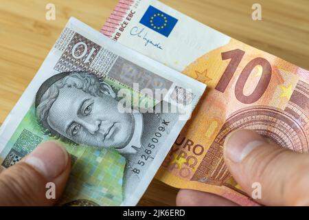 10 euro billet et 10 kuna en main, échange de Kuna croate en euro, entrée de la Croatie dans la zone euro Banque D'Images