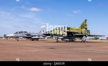 Vol historique de la Force aérienne suédoise Saab 37 Viggen et un avion de la Force aérienne suédoise Saab JAS-39D Gripen sur écran statique au RIAT 2022 Banque D'Images