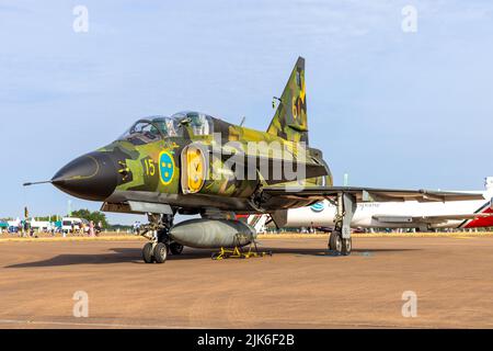 Vol historique de la Force aérienne suédoise - SK37E Viggen de Saab en exposition statique au Royal International Air Tattoo 2022 Banque D'Images