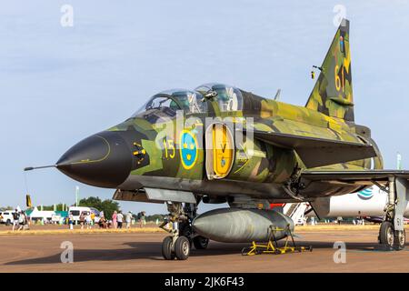 Vol historique de la Force aérienne suédoise - SK37E Viggen de Saab en exposition statique au Royal International Air Tattoo 2022 Banque D'Images