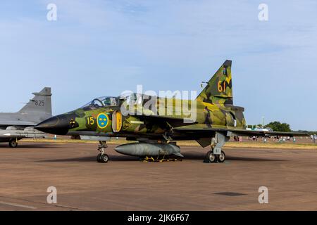 Vol historique de la Force aérienne suédoise - SK37E Viggen de Saab en exposition statique au Royal International Air Tattoo 2022 Banque D'Images