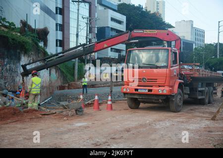 salvador, bahia, brésil - 29 juillet 2022 : camion munck avec des travailleurs travaillant à la construction de la voie exclusive pour le système de transport BRT dans le lu Banque D'Images