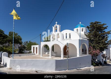 Église de la Résurrection du Seigneur. Une église orthodoxe grecque avec un dôme bleu et un clocher avec 3 cloches, village d'Imerovigli, Thira, Santorin Banque D'Images