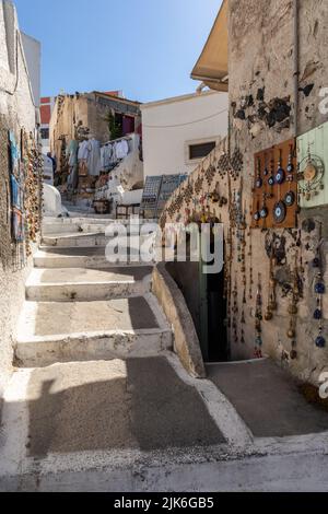 Boutique vendant des souvenirs de vacances dans le village de Pyrgos, Santorini, Cyclades, Grèce, Europe Banque D'Images