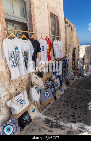 Boutique vendant des T-shirts et des sacs pour les yeux du mal grec dans le village de Pyrgos, Santorini, les îles Cyclades, la Grèce, l'Europe Banque D'Images