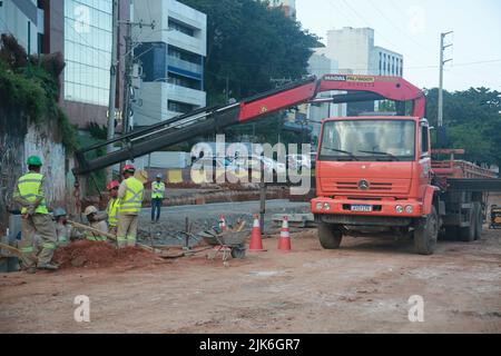 salvador, bahia, brésil - 29 juillet 2022 : camion munck avec des travailleurs travaillant à la construction de la voie exclusive pour le système de transport BRT dans le lu Banque D'Images