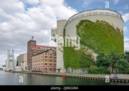 Münster, Allemagne, 27 juillet 2022: Grand silo couvert d'ivy, ainsi que d'autres bâtiments dans le quartier redéveloppé du port Banque D'Images