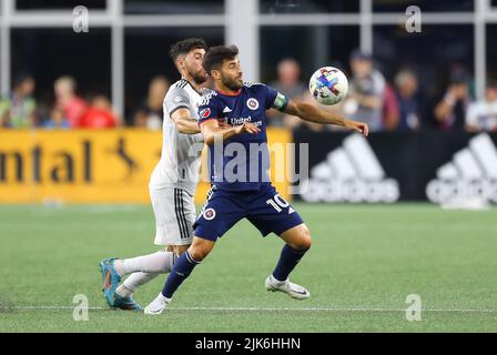 Stade Gillette. 30th juillet 2022. MA, États-Unis; Carles Gil, milieu de terrain de la révolution de la Nouvelle-Angleterre (10) et Jonathan Osorio, milieu de terrain du FC de Toronto (21), en action lors d'un match MLS entre le FC de Toronto et la Révolution de la Nouvelle-Angleterre au stade Gillette. Anthony Nesmith/CSM/Alamy Live News Banque D'Images