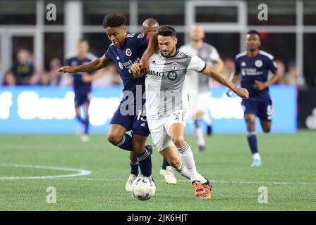 Stade Gillette. 30th juillet 2022. MA, États-Unis; le milieu de terrain de la révolution de la Nouvelle-Angleterre, Brandon Bye (15) et le Toronto FC Forward Jesœs JimŽnez (9), se battent pour le ballon lors d'un match MLS entre le Toronto FC et la révolution de la Nouvelle-Angleterre, au stade Gillette. Anthony Nesmith/CSM/Alamy Live News Banque D'Images