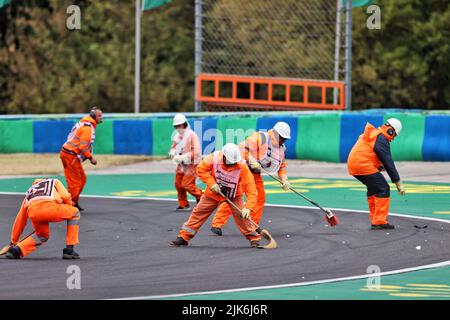 Budapest, Hongrie. 31st juillet 2022. Les marshals effacent les débris du circuit après le début de la course. Grand Prix de Hongrie, dimanche 31st juillet 2022. Budapest, Hongrie. Crédit : James Moy/Alay Live News Banque D'Images