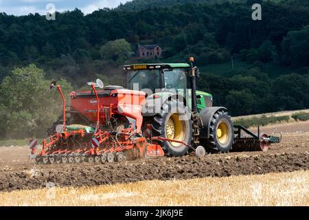 John Deere équipé d'un semoir Kuhn Venta, plantant des semences sur un nouveau lit de semences cultivé. North Yorkshire, Royaume-Uni. Banque D'Images