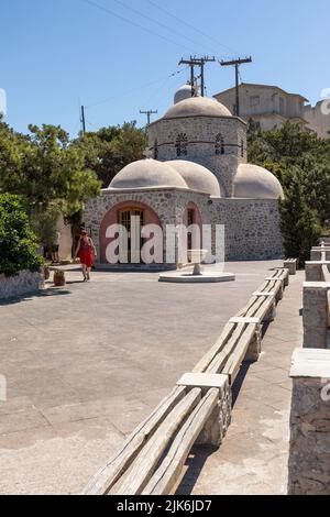 Chapelle Saint Nektarios dans la cour du monastère orthodoxe Saint du Prophète Elias, Pyrgos, Santorin, Cyclades, Grèce, Europe Banque D'Images