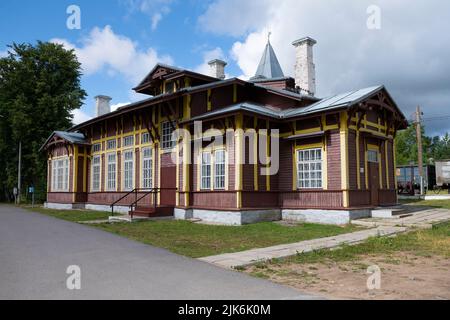 KUZHENKINO, RUSSIE - 16 JUILLET 2022 : ancien bâtiment en bois de la gare de Kuzhenkino, l'après-midi de juillet Banque D'Images