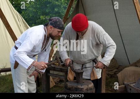 RÉGION DE TVER, RUSSIE - 22 JUILLET 2022 : enseigner les bases du blacksmithing sur le festival historique de 'Epic Coast - 2022' Banque D'Images