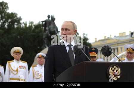 St Petersburgh, Russie. 31st juillet 2022. Le président russe Vladimir Poutine, prononce un discours marquant le début du défilé naval annuel des navires le jour de la Marine à la forteresse Pierre-et-Paul, à 31 juillet 2022, à Saint-Pétersbourg, en Russie. Credit: Mikhail Klimentyev/Kremlin Pool/Alamy Live News Banque D'Images