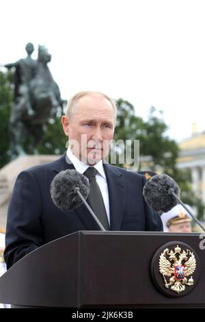 St Petersburgh, Russie. 31st juillet 2022. Le président russe Vladimir Poutine, prononce un discours marquant le début du défilé naval annuel des navires le jour de la Marine à la forteresse Pierre-et-Paul, à 31 juillet 2022, à Saint-Pétersbourg, en Russie. Credit: Mikhail Klimentyev/Kremlin Pool/Alamy Live News Banque D'Images