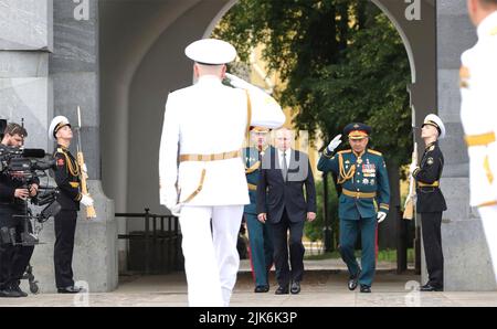 St Petersburgh, Russie. 31st juillet 2022. Le président russe Vladimir Poutine, au centre, et le ministre de la Défense Sergei Shoigu, à droite, se trouvent à pied du musée d'Histoire de l'État de Saint-Pétersbourg, dans la forteresse Pierre-et-Paul, à 31 juillet, à Saint-Pétersbourg, en Russie. Credit: Mikhail Klimentyev/Kremlin Pool/Alamy Live News Banque D'Images