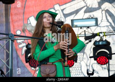 RÉGION DE TVER, RUSSIE - 22 JUILLET 2022 : la fille de joueur du groupe folklorique « EL MENTAL » sur le festival historique « Epic Coast 2022 » Banque D'Images