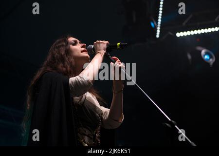 RÉGION DE TVER, RUSSIE - 23 JUILLET 2022 : soliste du groupe folklorique 'Bjarla'. Fragment du concert sur le festival historique de 'Epic Coast - 2022' Banque D'Images