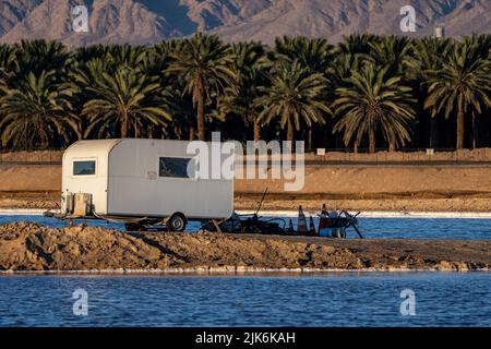 Eilat ville montagnes à la lumière du jour avec des palmiers Banque D'Images