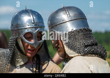 RÉGION DE TVER, RUSSIE - 24 JUILLET 2022 : deux réacteurs dans des casques de type Norman gros plan. Festival historique 'Epic Coast - 2022' Banque D'Images