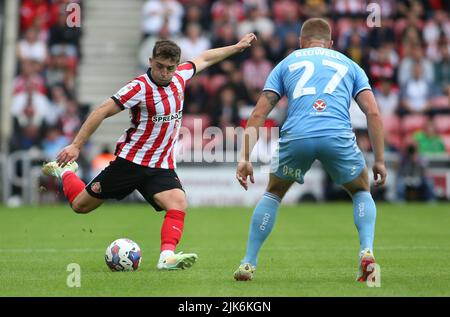 Lynden Gooch de Sunderland traverse le ballon lors du match de championnat Sky Bet entre Sunderland et Coventry City au stade de Light, Sunderland, le dimanche 31st juillet 2022. (Crédit : Michael Driver | INFORMATIONS MI) Banque D'Images