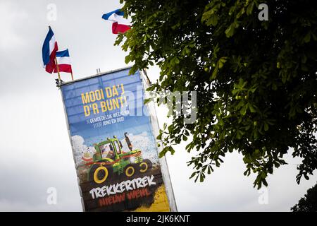 Nieuw-Wehl, pays-Bas. 31st juillet 2022. 2022-07-31 13:04:13 NEW WEHL - drapeaux de protestation pendant le festival Trekkertrek. Les tracteurs équipés de chariots de remorquage se concurrencent sur une voie de dix sur 100 mètres. ANP ROB ENGELAAR pays-bas - belgique OUT crédit: ANP/Alay Live News Banque D'Images